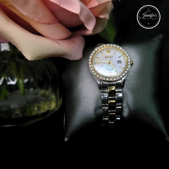 Seiko Women's Vintage V137-0AA0 Two-Toned Mother of Pearl Solar Watch - Picture 5 of 13